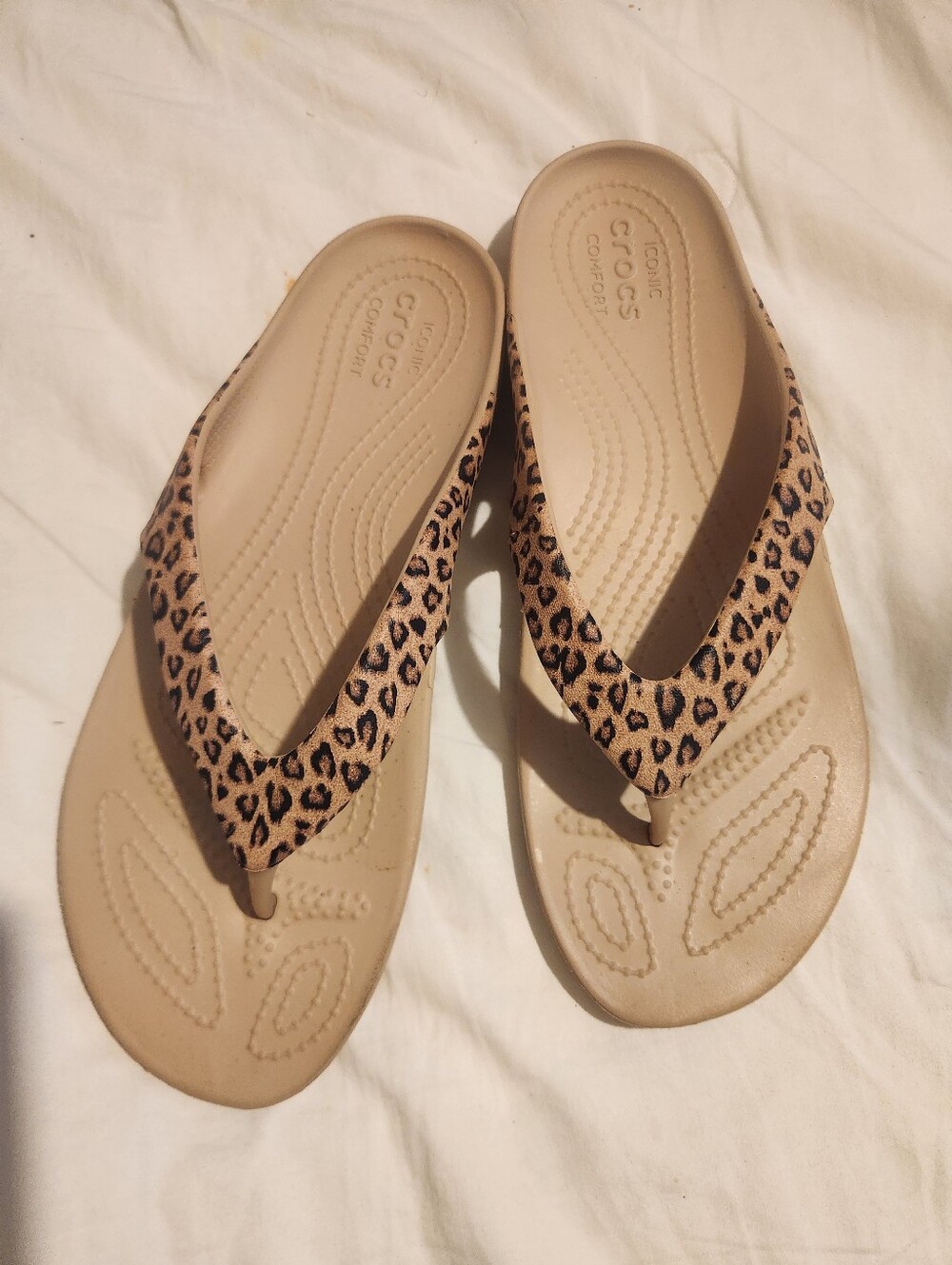 CROCS Women's Leopard-Print Tan Flip Sandals Sz 9